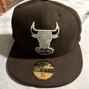 BIG sale down to $18 New Era 59FIFTY Windy City Black Cap light green bull logo